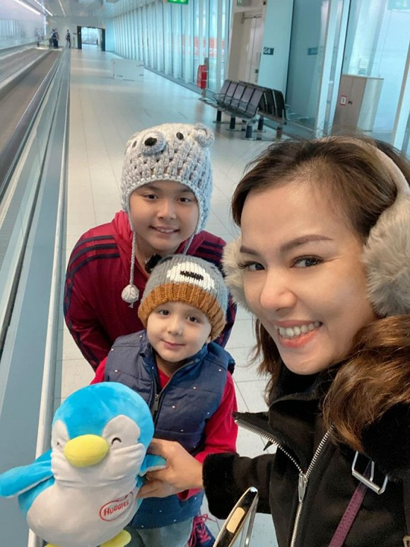 Nữ diễn viên "Mùi ngò gai" chia sẻ: "Mùa đông đầu đời của hai đứa nhỏ trên xứ Âu! Lạnh quéo nha các con! Nhưng được ôm ông nội, bà nội là ấm lòng chiến sĩ nhỉ. Thương mẹ ở chỗ lúc nào đón các con về cũng 1 bình hoa tươi trên bàn!".