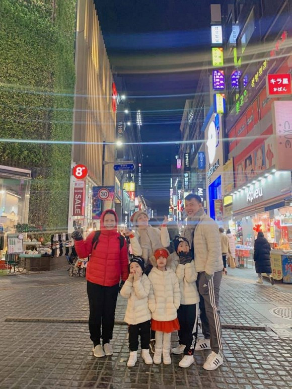 Ốc Thanh Vân và ông xã đưa cả ba con đi du lịch Hàn Quốc.