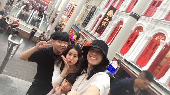 Trong chuyến đi này, Hiền Sến cũng đồng hành cùng hai mẹ con Lý Phương Châu.