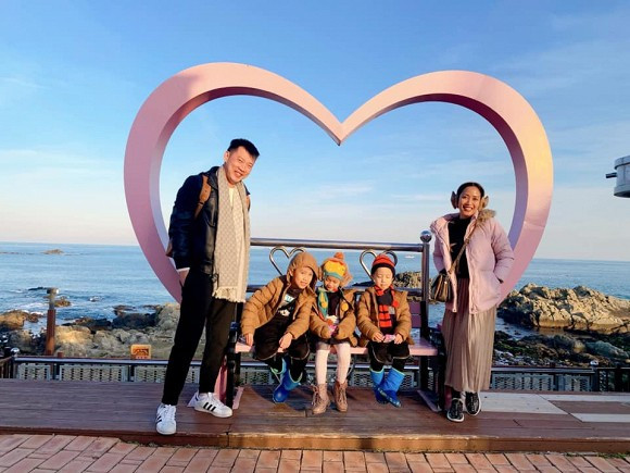 "Nhà Ốc đã đi hết tất cả mùa trong năm của Hàn Quốc. Mùa xuân đẹp, mùa thu lãng mạn, mùa hè mưa, đầu đông và cuối xuân lạnh nhưng thú vị. Nhưng riêng đối với mùa đông, nó tê tái, nó khiến mình có lúc... sợ nhưng cũng rất thích. Ngộ ghê!", nữ MC viết.