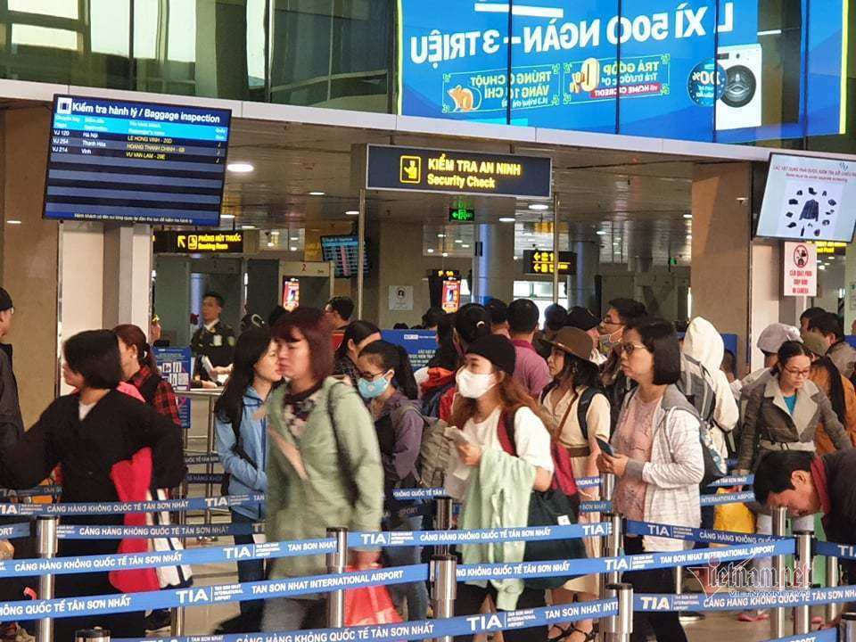 Ghi nhận tại ga quốc tế sân bay Tân Sơn Nhất hàng nghìn người xếp hàng dài từ ngoài sảnh vào đến bên trong quầy check-in để làm thủ tục, cảnh tượng đông đúc, ngột ngạt. (Ảnh: Vietnamnet).