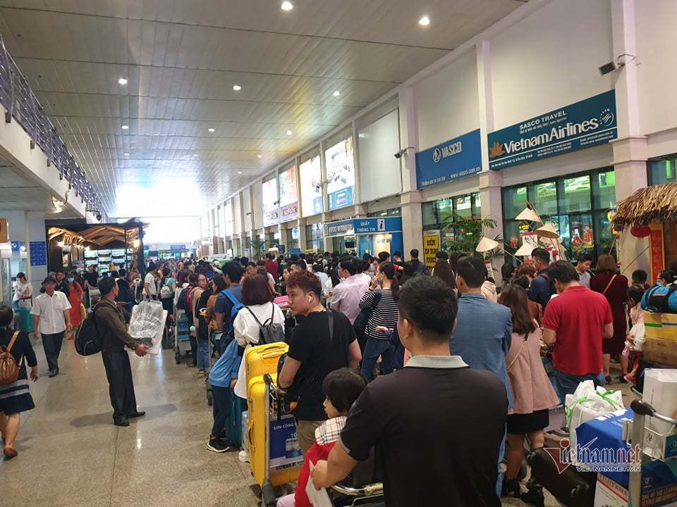 Theo thống kê của Cảng hàng không quốc tế Tân Sơn Nhất, trong những ngày giáp Tết, trung bình mỗi ngày có trên 900 chuyến bay đi về các địa phương. Cao điểm là ngày 28 Tết với 965 chuyến bay cất hạ cánh. (Ảnh Vietnamnet).