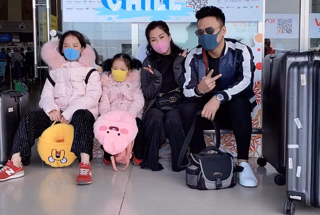 Diễn viên Hồng Đăng du xuân cùng gia đình vào mùng 2 Tết. Anh viết trên trang cá nhân: "Thời trang du xuân 2020. Nhà cháu đi tránh rét đây. Chúc các bác, các cô, các chú ăn tết vui vẻ nha".