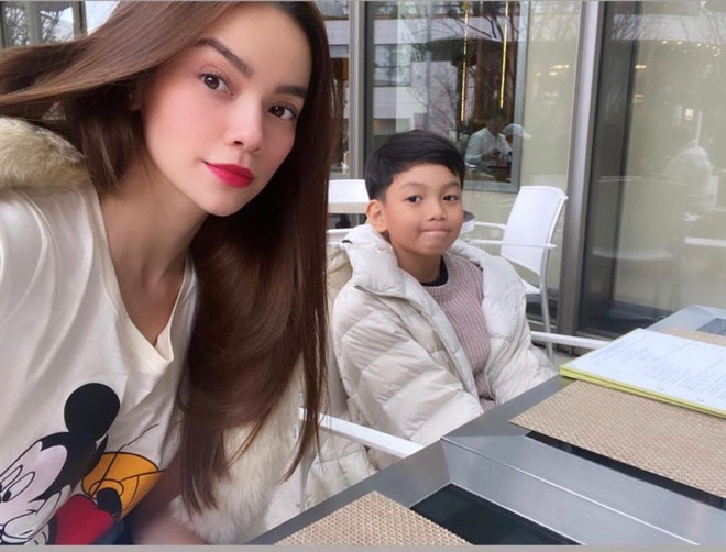 Vào ngày mùng 2 Tết Nguyên đán, Hồ Ngọc Hà chia sẻ trên trang cá nhân cô và con trai Subeo đã có mặt tại Tokyo, Nhật Bản. Cô viết: "Chuẩn bị đến những vùng tuyết trắng xóa trượt thôi". Những năm trước, nữ ca sĩ cũng thường du lịch nước ngoài cùng gia đình vào các dịp lễ tết.