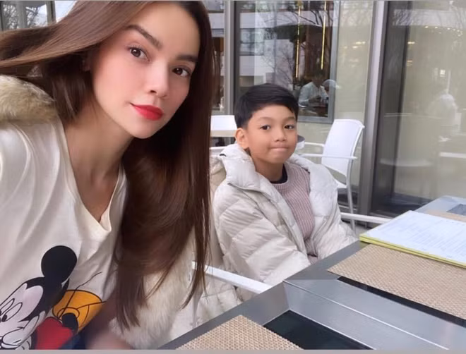 Vào ngày mùng 2 Tết Nguyên đán, Hồ Ngọc Hà chia sẻ trên trang cá nhân cô và con trai Subeo đã có mặt tại Tokyo, Nhật Bản. Cô viết: "Chuẩn bị đến những vùng tuyết trắng xóa trượt thôi". Những năm trước, nữ ca sĩ cũng thường du lịch nước ngoài cùng gia đình vào các dịp lễ tết.