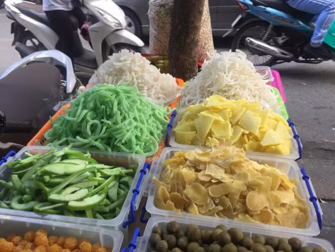 Mứt được đựng trong rổ, khay nhựa, không có bảng hiệu hay tem nhãn chú thích, … tất cả thông tin người mua có được đều thông qua trao đổi với chủ hàng. Khảo sát tại đây, người bán đều cho biết, mứt để được trong 1-1,5 tháng, thậm chí lâu hơn nếu cất tủ lạnh