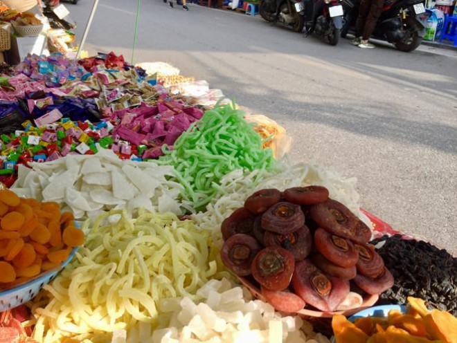 Tại phố Hàng Buồm (Hà Nội), chỉ đoạn đường dài chưa đến 100m đã có tới gần 20 quầy vỉa hè lớn nhỏ bày bán mứt, bánh kẹo phục vụ dịp Tết. Số lượng mặt hàng, giá cả giữa các quầy tương đối cạnh tranh, từ 150.000 – 350.000/kg mứt – hoa quả sấy, bánh kẹo tổng hợp đóng túi 1kg có giá 70.000 – 250.000 đồng/kg. Số lượng mứt trên mỗi quầy khác nhau, “khủng” nhất lên tới gần 40 món. Điển hình, chỉ riêng nho khô có tới 4-5 loại. Để tiết kiệm cho khách, người bán không ngần ngại giới thiệu loại nho khô vàng của Trung Quốc, hình thức đẹp, giá lại chỉ bằng 1/3 các loại khác, ở mức hơn 100.000 đồng/kg