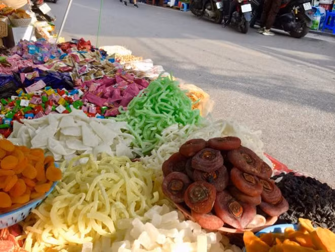 Tại phố Hàng Buồm (Hà Nội), chỉ đoạn đường dài chưa đến 100m đã có tới gần 20 quầy vỉa hè lớn nhỏ bày bán mứt, bánh kẹo phục vụ dịp Tết. Số lượng mặt hàng, giá cả giữa các quầy tương đối cạnh tranh, từ 150.000 – 350.000/kg mứt – hoa quả sấy, bánh kẹo tổng hợp đóng túi 1kg có giá 70.000 – 250.000 đồng/kg. Số lượng mứt trên mỗi quầy khác nhau, “khủng” nhất lên tới gần 40 món. Điển hình, chỉ riêng nho khô có tới 4-5 loại. Để tiết kiệm cho khách, người bán không ngần ngại giới thiệu loại nho khô vàng của Trung Quốc, hình thức đẹp, giá lại chỉ bằng 1/3 các loại khác, ở mức hơn 100.000 đồng/kg