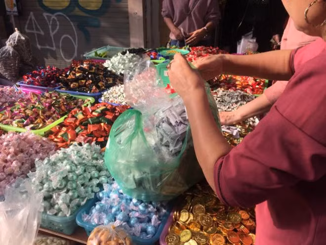 Một chủ hàng trên phố Hàng Buồm cho biết: “Không chỉ bán lẻ, chị còn đổ buôn đi nhiều nơi, bán cho khách mang đi nước ngoài. Khách quen chỉ cần báo mẫu qua zalo rồi chuyển khoản là có hàng. Sát Tết, mỗi ngày một giá, mấy hôm nữa tăng ít nhất 1,5 lần”