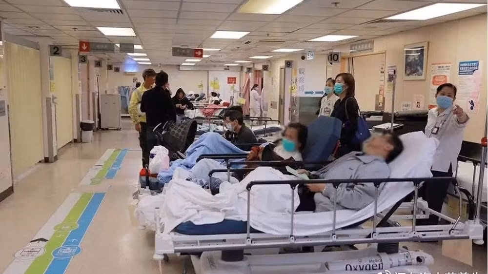 Ca gia dinh chien dau voi virus corona xuyen Tet