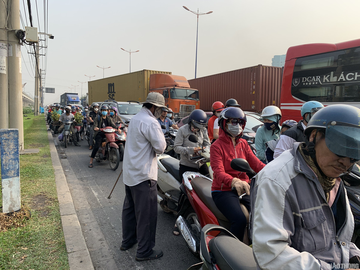 Hang nghin xe container ken chat xe may, cung “chon chan” tren Xa lo Ha Noi