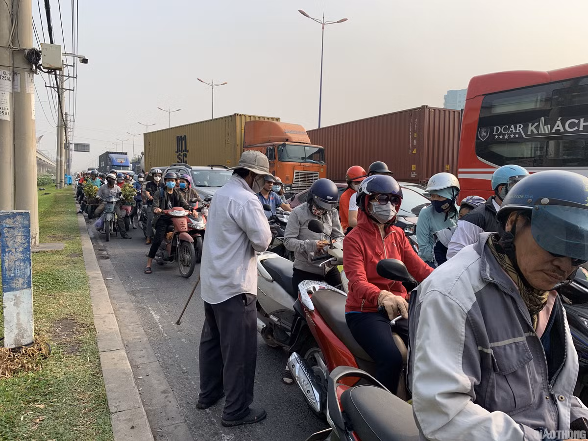 Hang nghin xe container ken chat xe may, cung “chon chan” tren Xa lo Ha Noi