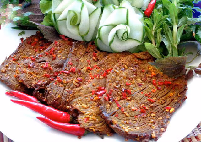 Lam theo cach nay biet ngay thit bo kho, trau kho tam hoa chat