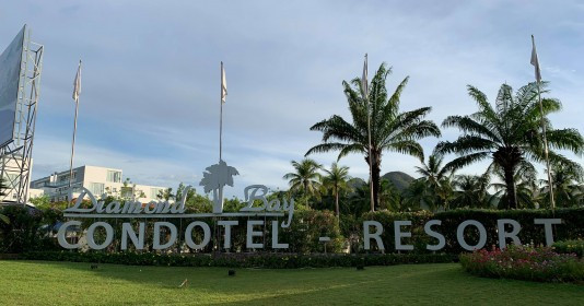 Diamond Bay condotel Nha Trang khien 37 khach nhap vien sau bua sang, dich vu “chat chua”?