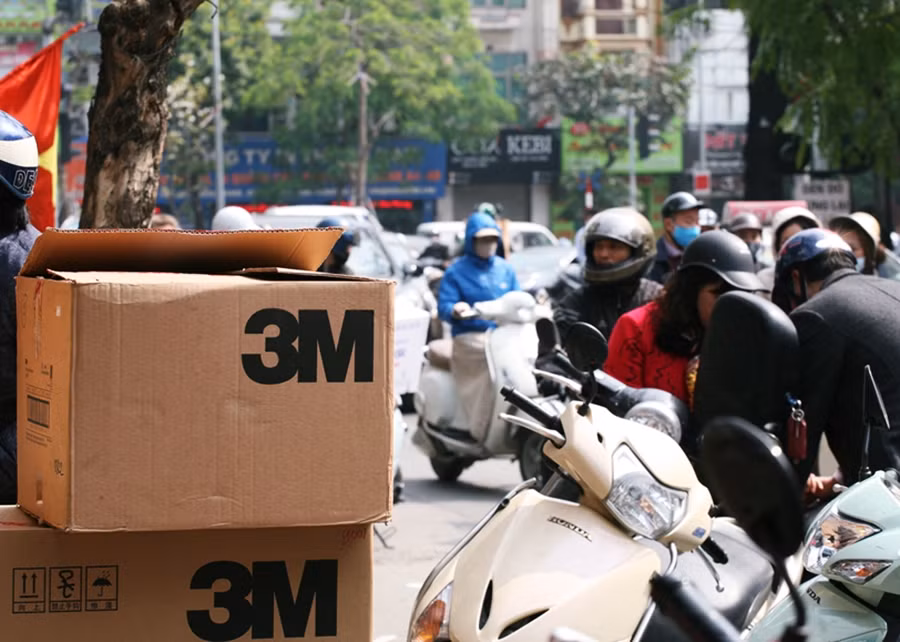 Khách hàng đổ dồn đến khu vực phố Phương Mai mua khẩu trang rất đông.