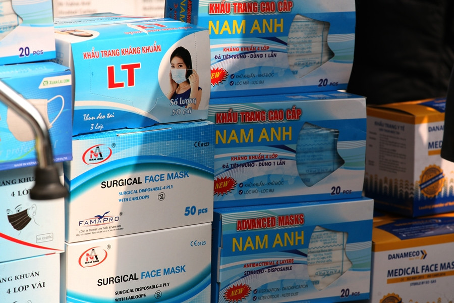 Khẩu trang cung ứng liên tục đến các nhà thuốc trên phố Phương Mai phục vụ khách hàng.