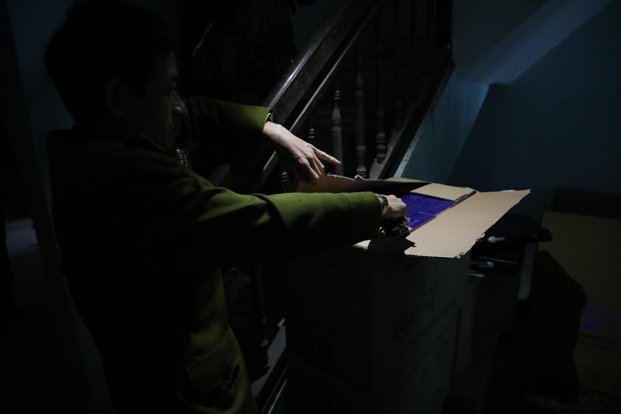 Qua kiểm đếm, lực lượng chức năng đã thu giữ 1.500 cây thuốc lá ngoại nhãn hiệu 555 tương đương 15.000 bao không có giấy tờ.