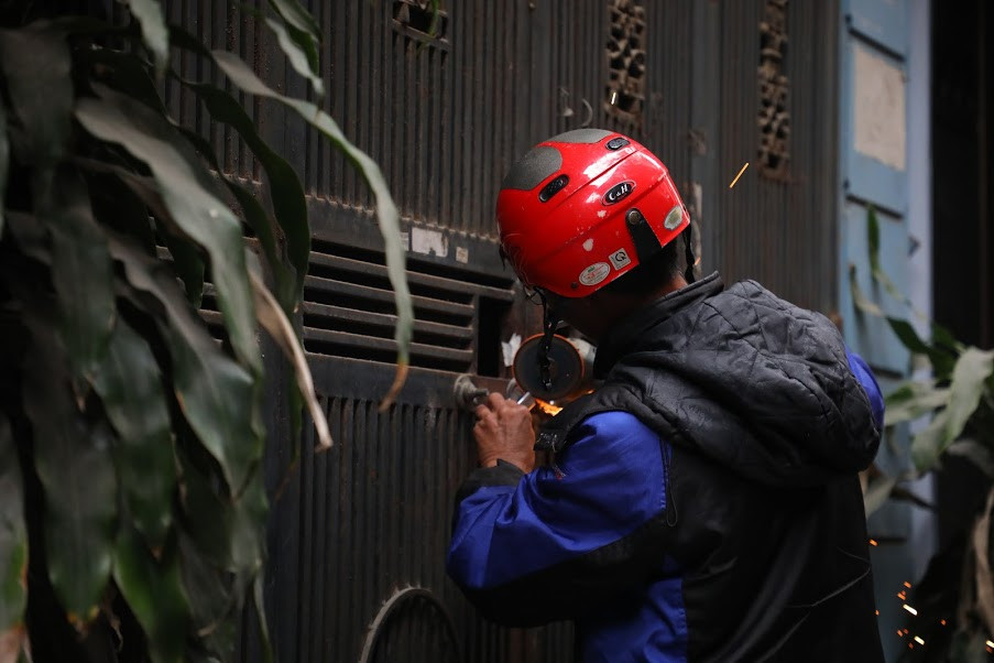 Trao đổi với PV, ông Lê Quốc Dũng - Đội trưởng Đội quản lý thị trường số 26 (Cục Quản lý thị trường Hà Nội) cho biết: "Sau khi hoàn tất các thủ tục theo đúng quy định, pháp luật Nhà nước, Đội đã khám điểm tập kết hàng hóa này và nhận được sự ủng hộ, giúp đỡ từ phía người dân cư trú trong khu vực".