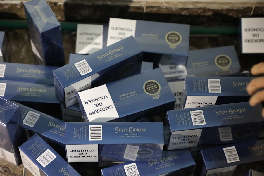 Cận cảnh nhãn mác in phía ngoài vỏ các bao thuốc lá ngoại nhập lậu.