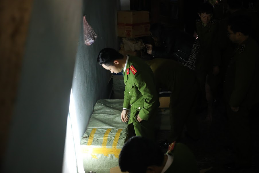 Lực lượng chức năng nhanh chóng phát hiện và kiểm tra số lượng lớn thuốc lá bên trong số nhà 70 phố Phan Chu Trinh (Hà Đông, Hà Nội).