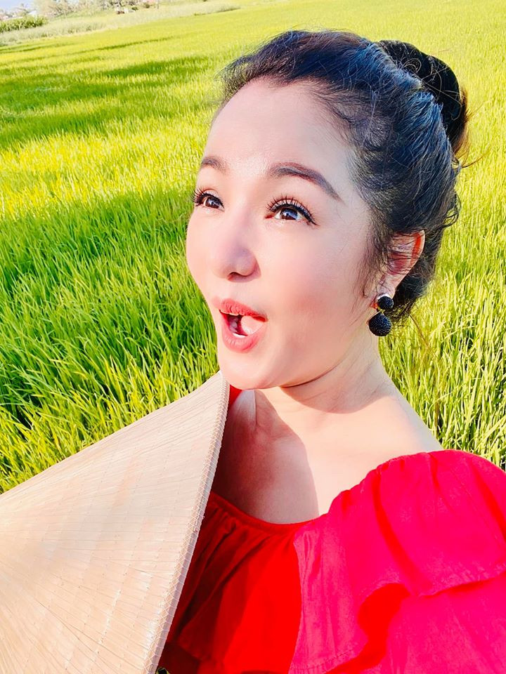 Danh hài Thúy Nga chia sẻ những khoảnh khắc hài hước bên ruộng đồng quê hương yên bình.