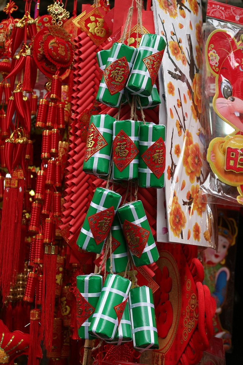 Các mặt hàng thủ công như bánh chưng, giò, dưa hấu…