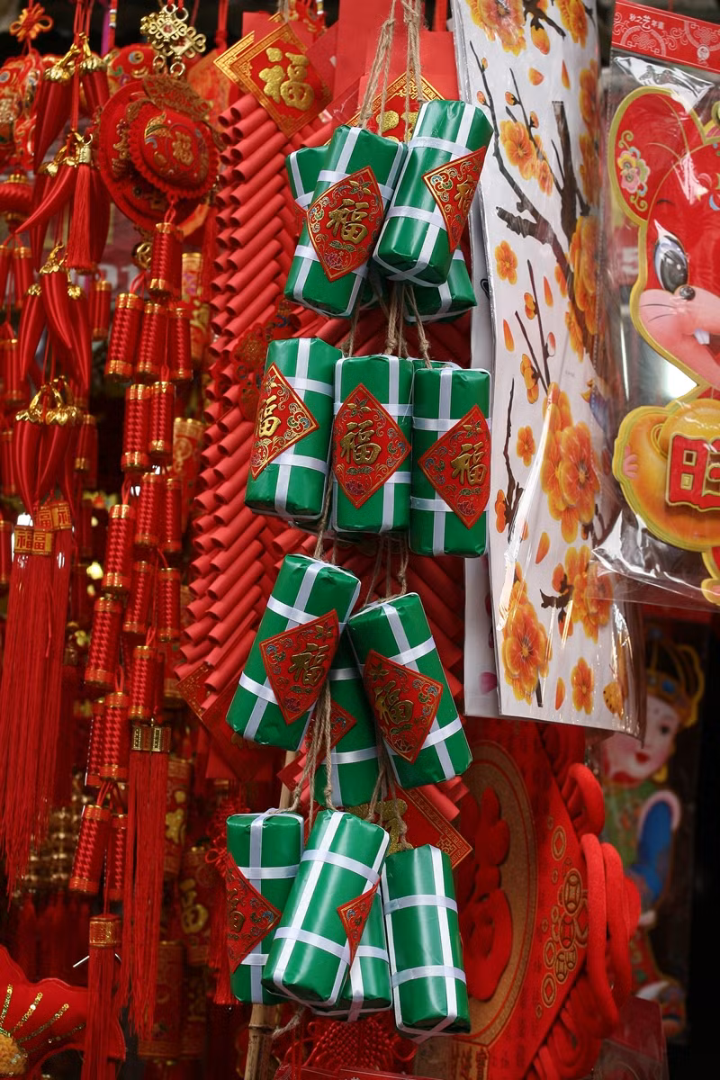 Các mặt hàng thủ công như bánh chưng, giò, dưa hấu…