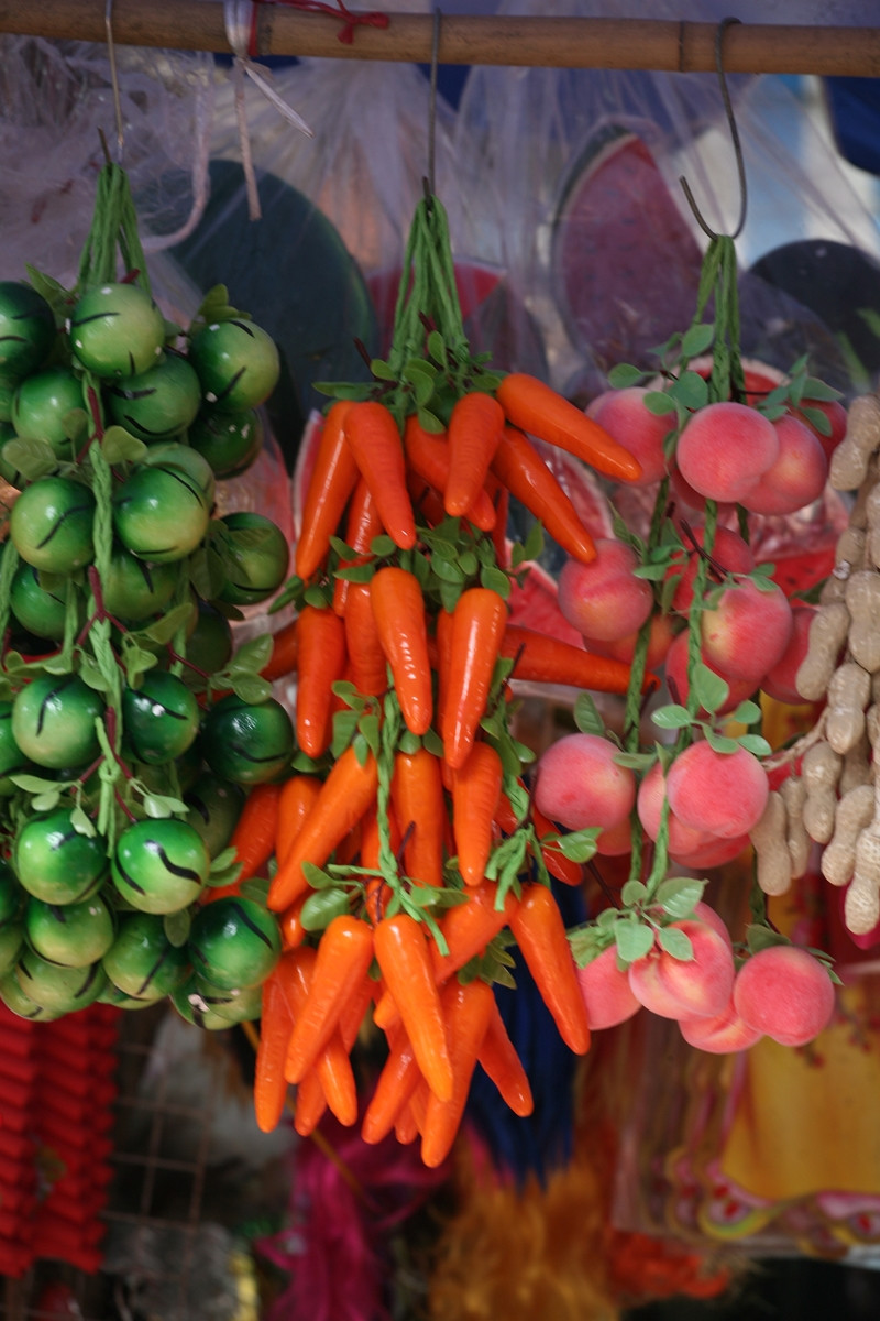 Cà rốt, táo, lạc giả vô cùng bắt mắt.