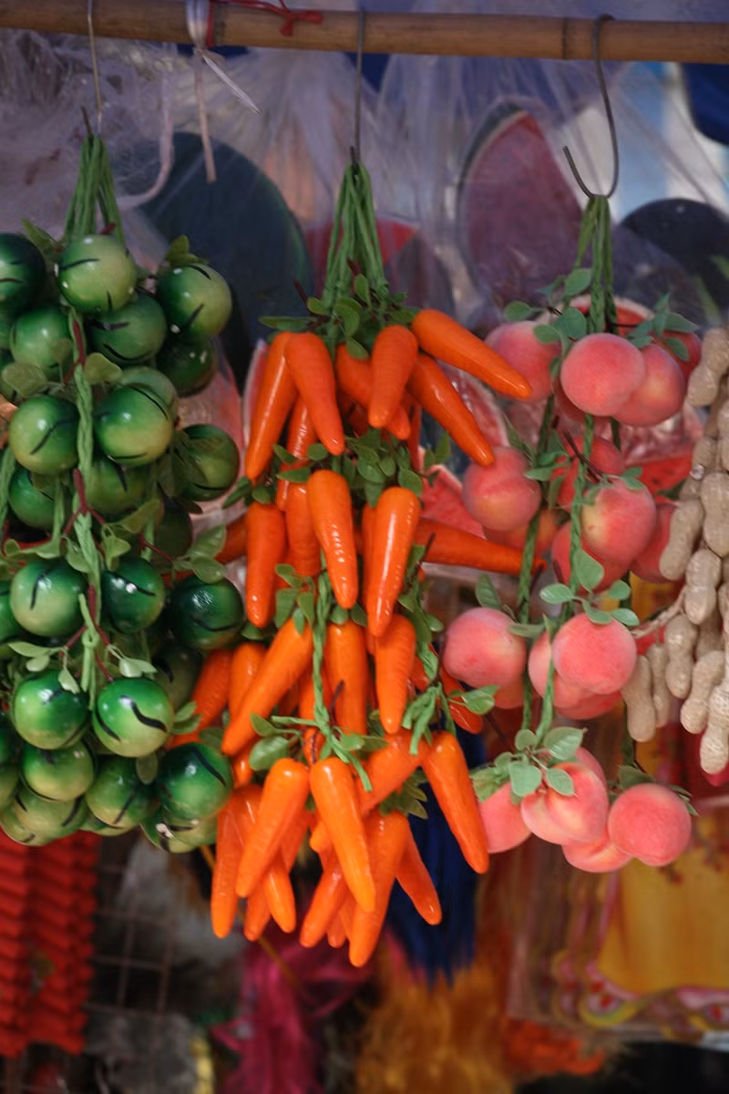 Cà rốt, táo, lạc giả vô cùng bắt mắt.