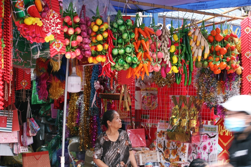 Năm nay, phố Hàng Mã còn xuất hiện nhiều chùm ngũ quả giả vô cùng độc đáo.