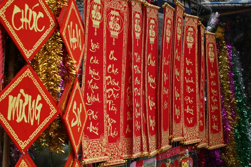 Những câu đối đỏ trên phố Hàng Mã cao 80cm được bán với giá khoảng 220 nghìn đồng/đôi.