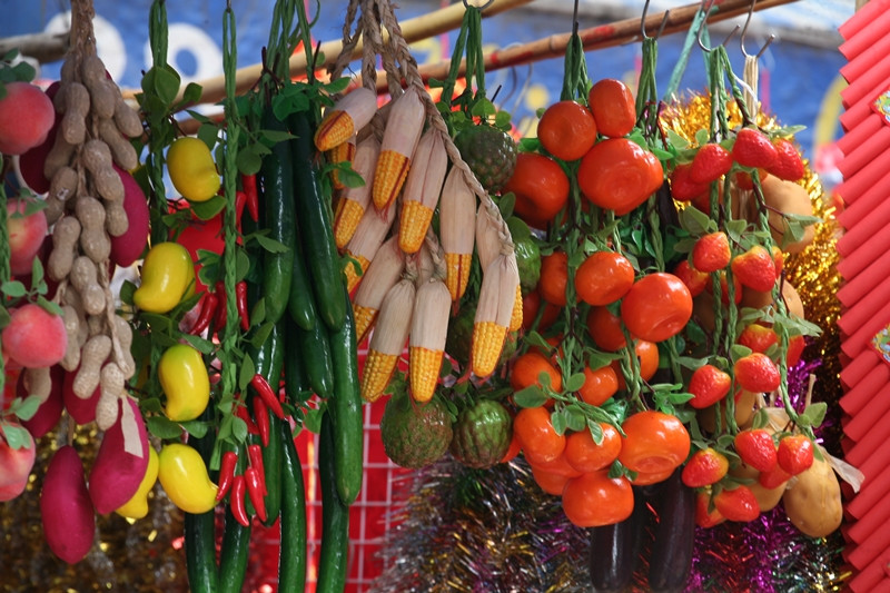 Những chùm củ quả giả được bán ở đây giao động trong khoảng 33 nghìn đồng/chùm.