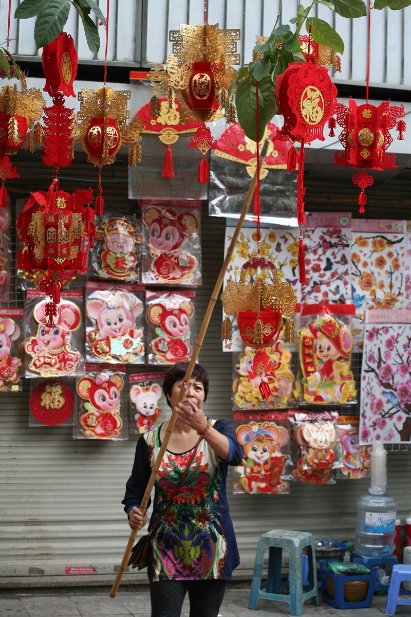 Tiểu thương tận dụng mọi chỗ để bày bán các sản phẩm của cửa hàng mình.