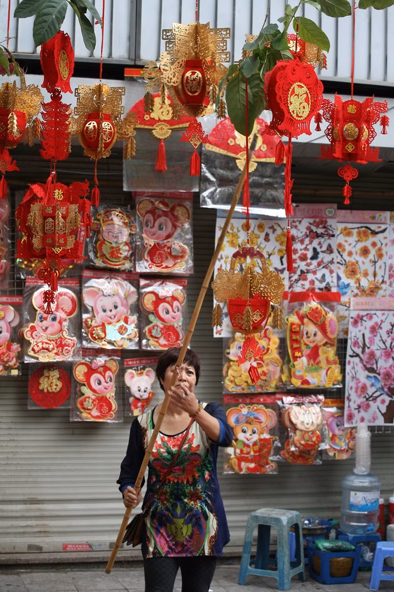 Tiểu thương tận dụng mọi chỗ để bày bán các sản phẩm của cửa hàng mình.