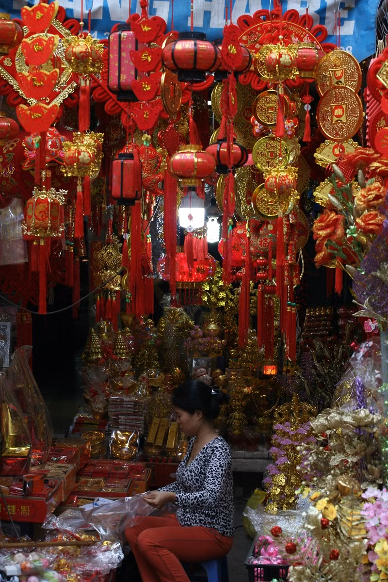 Khảo sát của PV cho thấy, các mặt hàng dây treo đèn lồng ở phố Hàng Mã được bán với giá từ 15 nghìn đồng/dây; dây trang trí viết chữ chúc mừng năm mới, vạn sự như ý… được bán 3 nghìn đồng/dây nhỏ; câu đối cao 80cm bán 220 nghìn đồng/đôi; đèn lồng từ 200 – 600 nghìn đồng/chiếc…