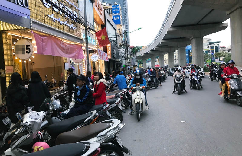 Có thời điểm lượng khách hàng đổ vào các cửa hàng thời trang trên đường Cầu Giấy tung khuyến mãi từ 50-80% đông kín mít, xe máy phải dựng tràn cả lòng đường.
