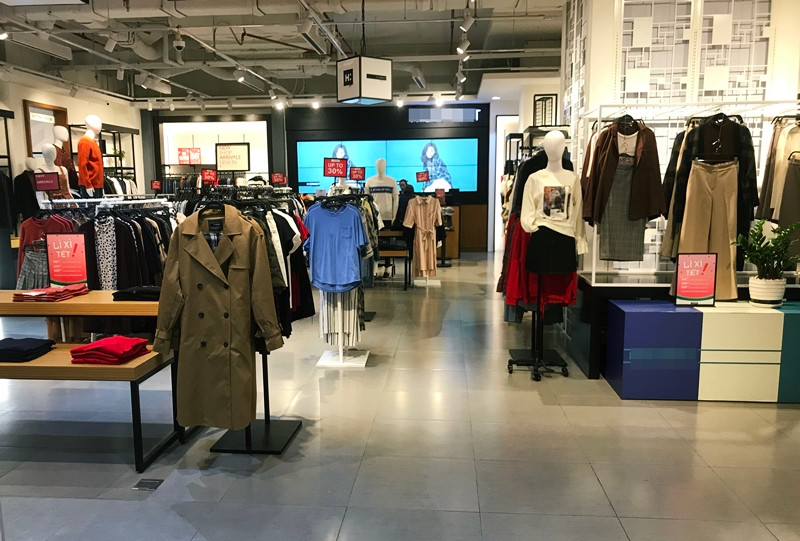Nằm bên trong một trung tâm thương mại trên đường Nguyễn Chí Thanh (Hà Nội), thương hiệu thời trang này gần như vắng bóng khách.