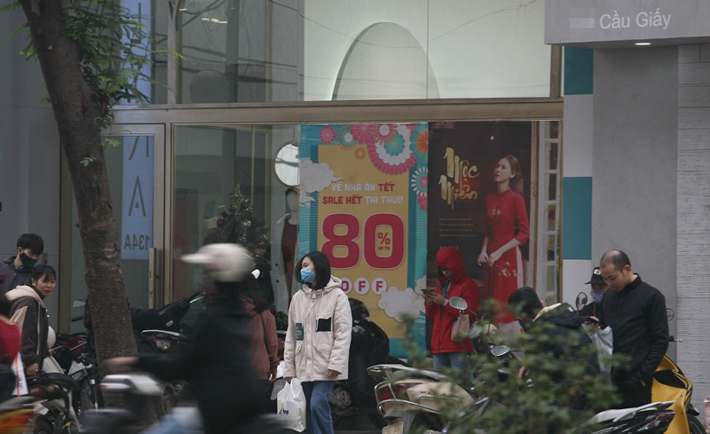 Khách hàng ra vào liên tục ở các cửa hàng thời trang bình dân, sale off 80%.
