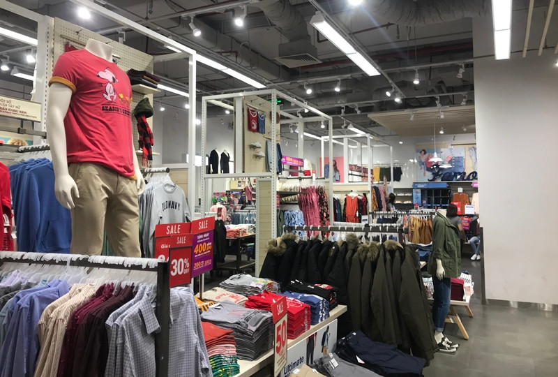 Một hàng hiệu thời trang khác ngay cạnh sale off từ 30 - 50%, vẫn không ăn thua. Thỉnh thoảng mới có một vài vị khách đến nhưng chủ yếu họ vào xem qua rồi đi.