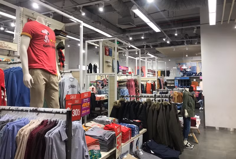 Một hàng hiệu thời trang khác ngay cạnh sale off từ 30 - 50%, vẫn không ăn thua. Thỉnh thoảng mới có một vài vị khách đến nhưng chủ yếu họ vào xem qua rồi đi.