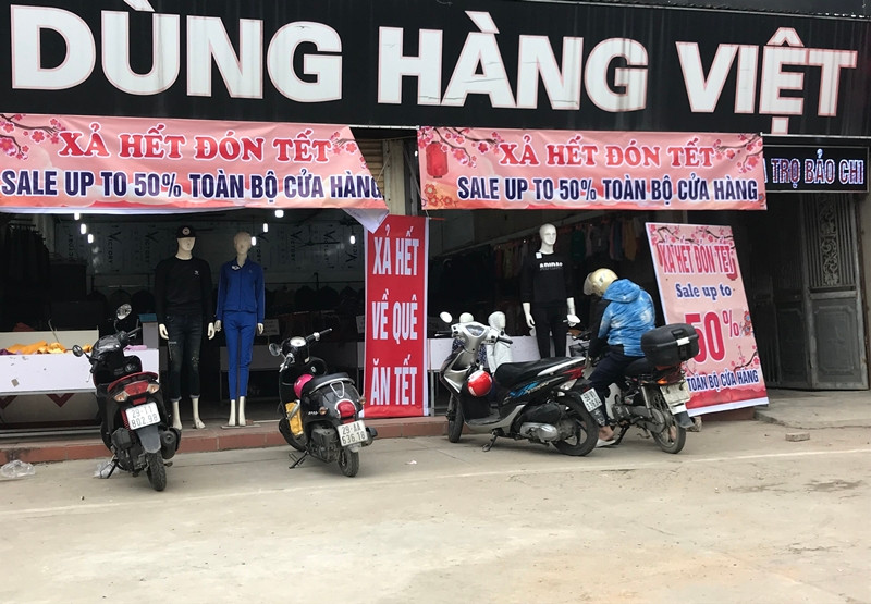 Ngược lại, với nhiều thương hiệu thời trang Việt, thời trang hàng hiệu cũng tung khuyến mãi "xả hết đón Tết, sale off 50% toàn bộ cửa hàng" vẫn đìu hiu, ế ẩm. (Ảnh chụp một cửa hàng thời trang Việt trên tuyến đường 70 (Tân Triều, Hà Nội).