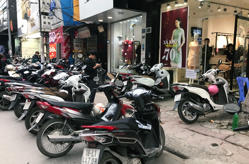 Hầu hết, những cửa hàng thời trang đông khách trên đường Cầu Giấy đều có giá bình dân, nay sale off đến 80% càng thu hút khách.