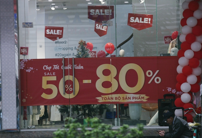 Một cửa hàng thời trang khác trên đường Cầu Giấy cũng khuyến mãi sản phẩm từ 50-80% cho khách hàng dịp Tết này.
