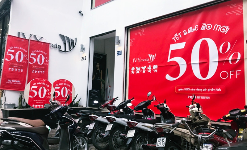 Ghi nhận của PV Kiến Thức trên đường Cầu Giấy (Hà Nội), rất nhiều cửa hàng thời trang trưng bảng hiệu có kích thước lớn thông báo giảm giá từ 50 - 80%.