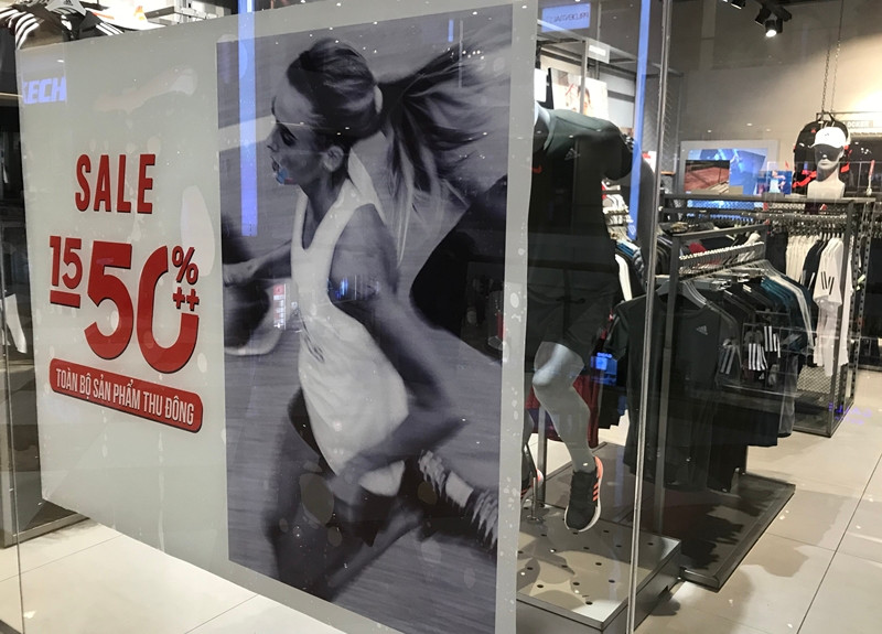 Chẳng có mấy khách hàng ghé qua các cửa hàng thời trang thương hiệu.