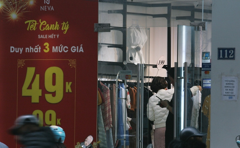 Ai nấy cũng nhanh chóng lựa chọn, mua các bộ quần áo phù hợp nhất với bản thân hoặc cho bạn bè, người thân.