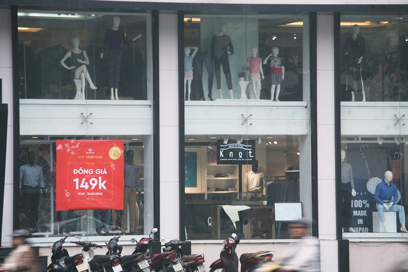 Một thương hiệu thời trang khác nằm ngay trên đường Nguyễn Chí Thanh (Hà Nội) cũng chung cảnh đìu hiu khách.