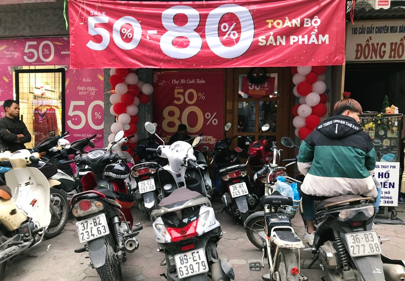 Thoi trang sale off 80% “ve que an Tet”, hang hieu e am, binh dan hut khach