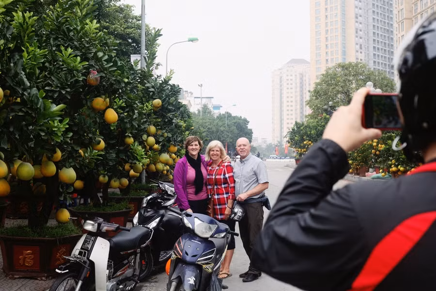 Nhiều du khách nước ngoài tỏ ra thích thú khi được ngắm nhìn những cây bưởi cảnh Việt Nam dịp Tết Nguyên đán 2020 tại đường Lạc Long Quân. Họ còn cùng nhau lưu lại những bức ảnh ngay cạnh những trái bưởi sai trĩu cành để làm kỷ niệm.