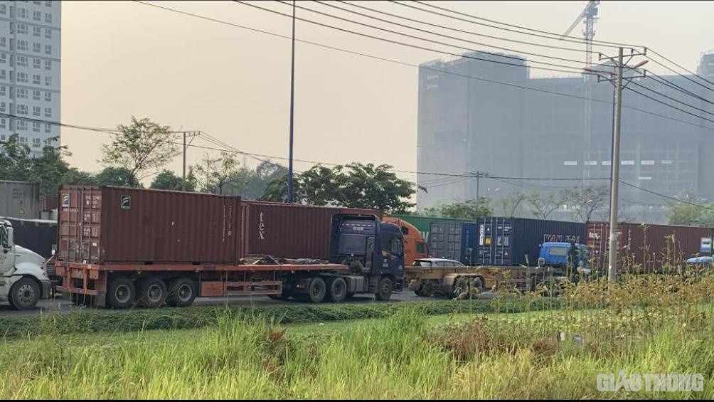 Hang nghin xe container ken chat xe may, cung “chon chan” tren Xa lo Ha Noi-Hinh-3